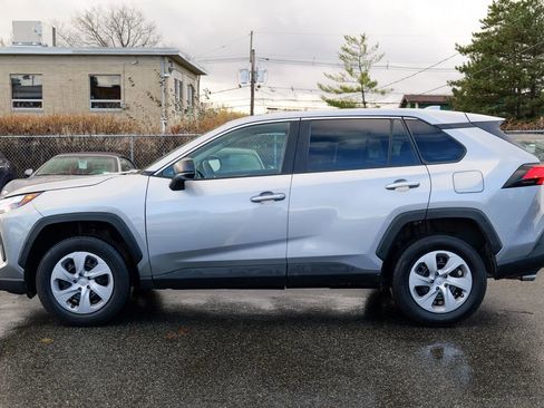 Used 2024 Toyota RAV4 LE AWD/4WD image 4