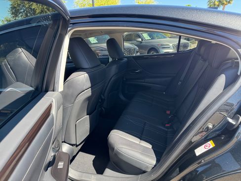 Used 2019 Lexus ES 300h image 17