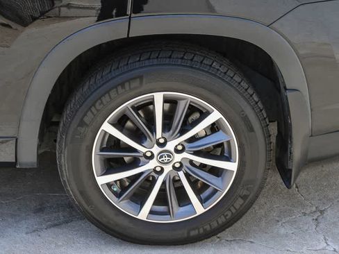 Used 2017 Toyota Highlander XLE AWD/4WD image 6