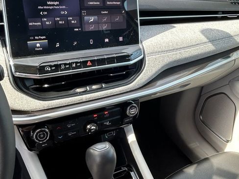 Used 2024 Jeep Compass Latitude image 12