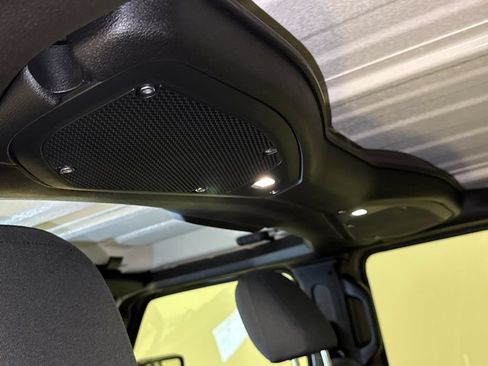 Used 2025 Jeep Wrangler Unlimited Rubicon w/ Convenience Group AWD/4WD image 13