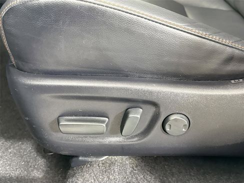 Used 2018 Toyota RAV4 SE image 30