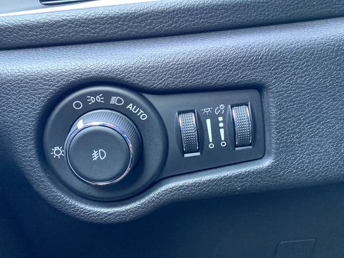 Used 2021 Chrysler Pacifica Touring-L w/ Uconnect Theater Family Group AWD/4WD image 41