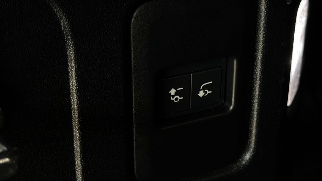 Used 2024 Land Rover Defender 110 X-Dynamic SE AWD/4WD image 9