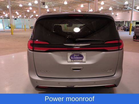 Used 2021 Chrysler Pacifica Limited AWD/4WD image 4