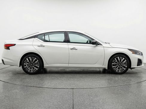 Used 2025 Nissan Altima 2.5 SV image 11