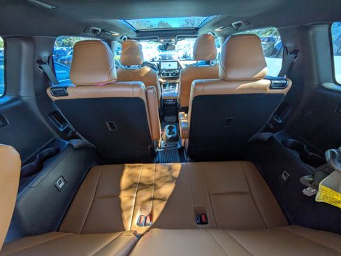 Used 2023 Toyota Highlander Platinum image 14