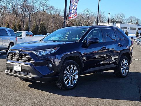 Used 2020 Toyota RAV4 XLE Premium image 3