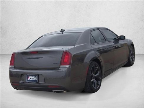 Used 2022 Chrysler 300 Touring L RWD image 5