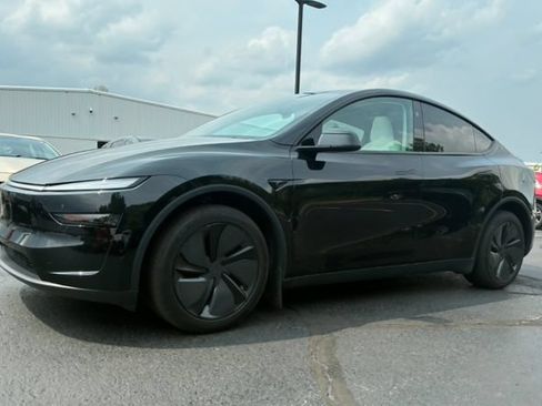 Used 2026 Tesla Model Y AWD image 1