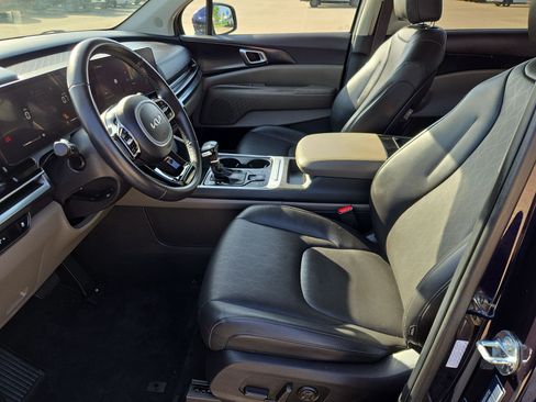 Used 2025 Kia Carnival FWD image 15