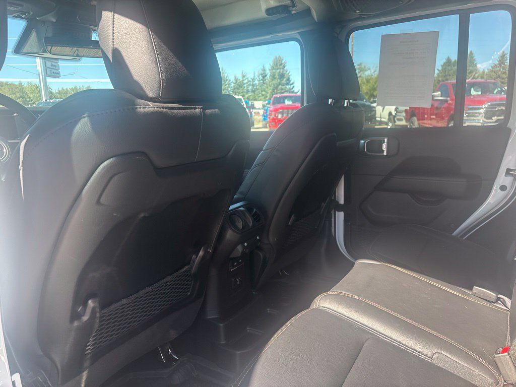 Used 2025 Jeep Wrangler Unlimited Sahara AWD/4WD image 21