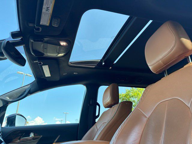 Used 2021 Chrysler Pacifica Pinnacle FWD image 3