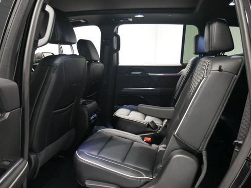 Used 2024 GMC Acadia Denali image 12