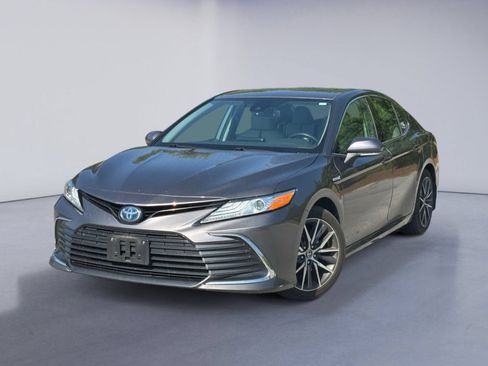 Used 2021 Toyota Camry XLE FWD image 2