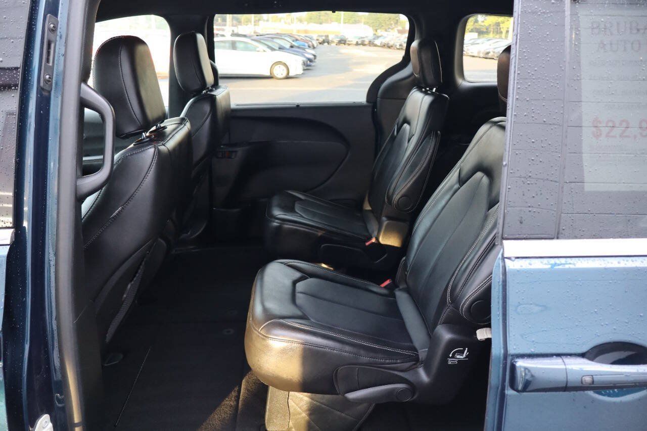 Used 2025 Chrysler Pacifica Select FWD image 5