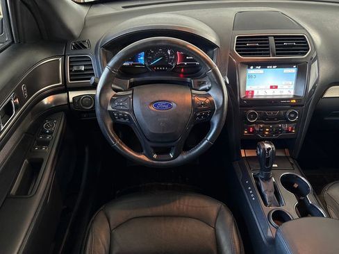 Used 2018 Ford Explorer XLT w/ Equipment Group 202A FWD image 18