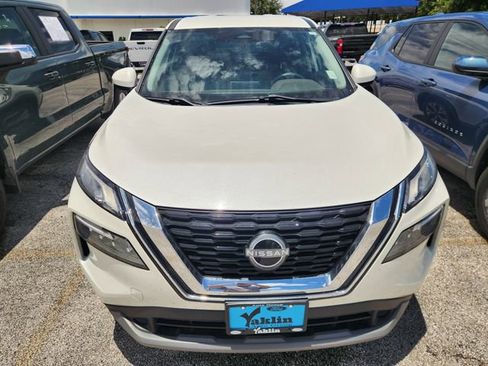 Used 2023 Nissan Rogue SV FWD image 2