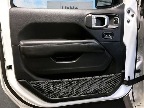 Used 2019 Jeep Wrangler Unlimited Sahara w/ Cold Weather Group image 28