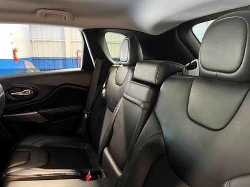 Used 2019 Jeep Cherokee Latitude Plus FWD image 18