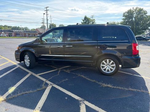 Used 2015 Chrysler Town & Country Touring w/ Driver Convenience Group FWD image 5
