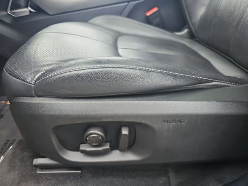 Used 2019 Land Rover Range Rover Evoque SE Premium image 30