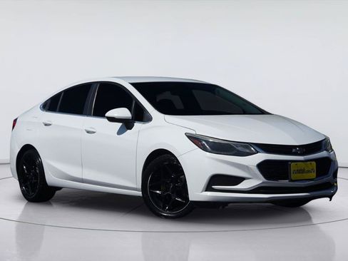 Used 2017 Chevrolet Cruze LT FWD image 2