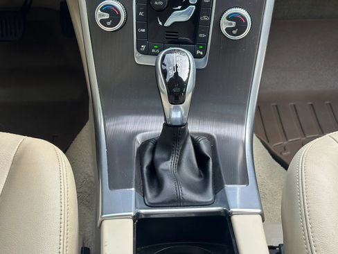 Used 2016 Volvo XC60 T5 Premier w/ Proximity Package FWD image 24