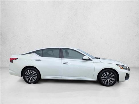 Used 2023 Nissan Altima 2.5 SV image 4
