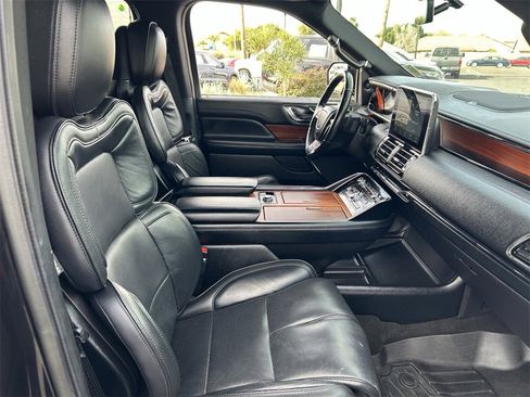 Used 2019 Lincoln Navigator Reserve image 12