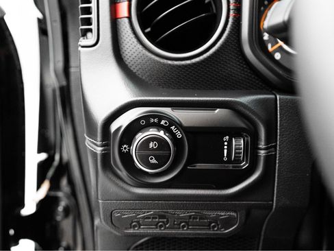 Used 2025 Jeep Gladiator Rubicon w/ Convenience Group AWD/4WD image 20