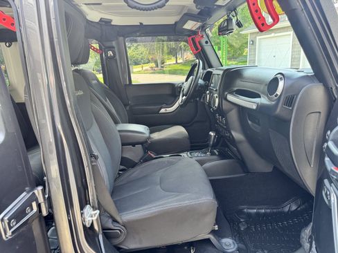 Used 2018 Jeep Wrangler Unlimited Sahara w/ Connectivity Group AWD/4WD image 18