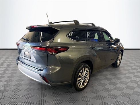 Used 2024 Toyota Highlander Platinum FWD image 7