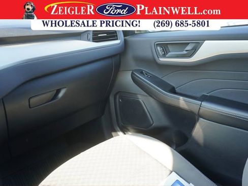 Used 2022 Ford Escape SE w/ Cold Weather Package image 30