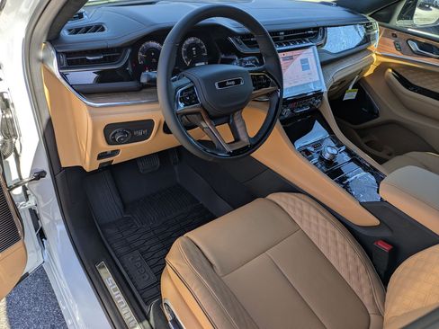New 2025 Jeep Grand Cherokee Summit image 9