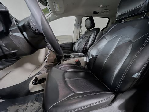Used 2024 Chrysler Pacifica Touring-L image 15