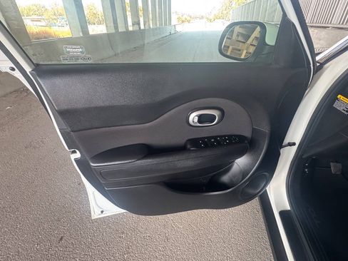 Used 2016 Kia Soul FWD image 25