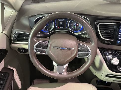 Used 2020 Chrysler Pacifica Touring-L image 31