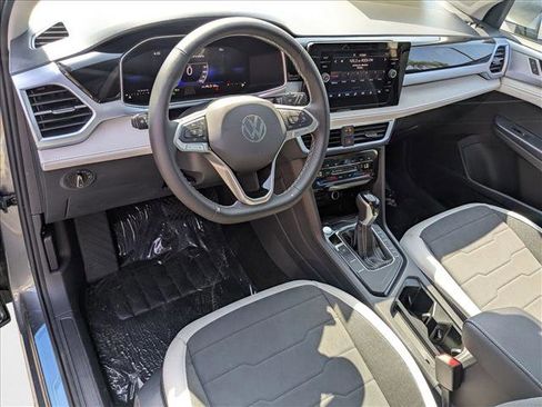 New 2025 Volkswagen Taos SE image 3
