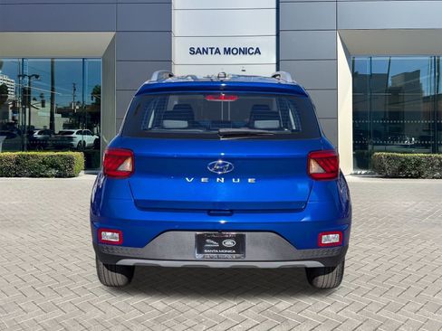 Used 2023 Hyundai Venue Limited image 7