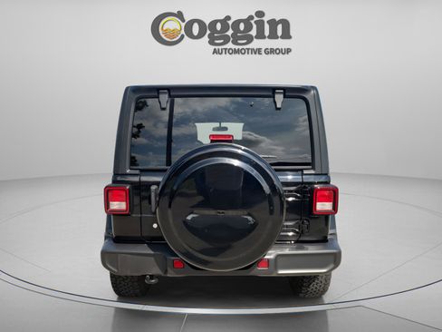 Used 2018 Jeep Wrangler Unlimited Sahara AWD/4WD image 5