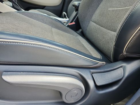 Used 2020 Hyundai Venue FWD image 15