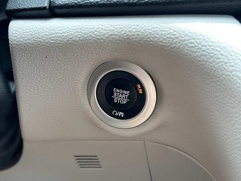 Used 2023 Chrysler Pacifica Limited FWD image 42