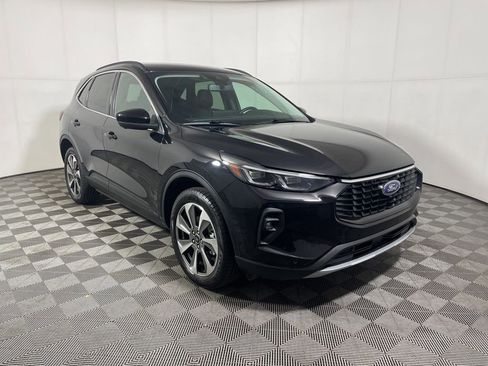 Used 2024 Ford Escape Platinum image 2