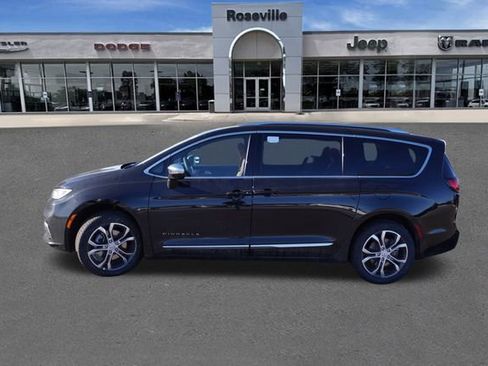 New 2026 Chrysler Pacifica Pinnacle w/ Trailer Tow Group AWD/4WD image 6