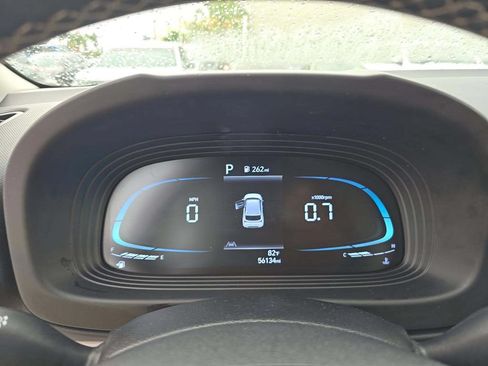 Used 2023 Hyundai Venue SEL w/ Cargo Package FWD image 3