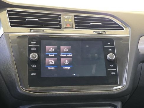 Used 2018 Volkswagen Tiguan SEL FWD image 19