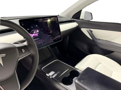 Used 2021 Tesla Model Y Long Range image 17