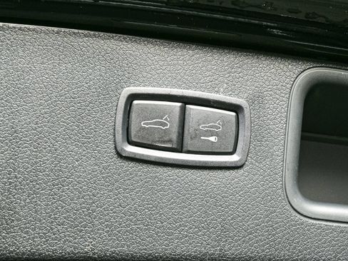 Certified 2020 Porsche Macan AWD/4WD image 32