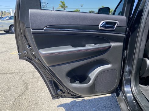 Used 2018 Jeep Grand Cherokee Trailhawk w/ Trailhawk Luxury Group AWD/4WD image 18
